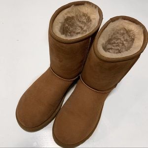 • UGG CHESTNUT CLASSIC SHORT II BOOTS •